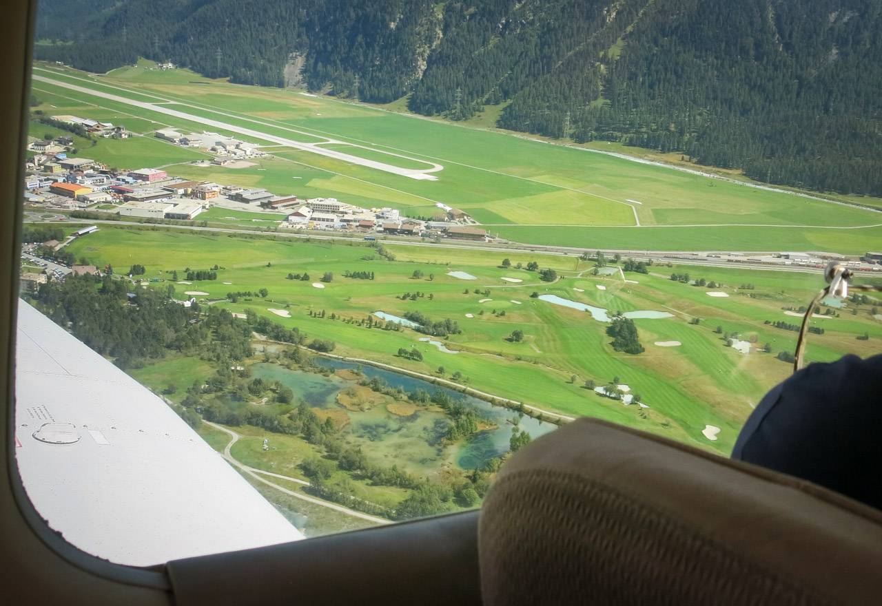 Piper PA28-161 im Queranflug auf den Flughafen Samedan LSZS